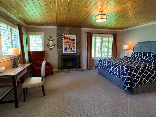 Building Photo - Gorgeous Lakeridge Shores Home Available Now