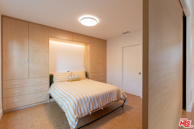 Building Photo - 5676 Hub St