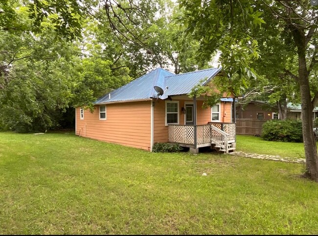Building Photo - 930 Red River St