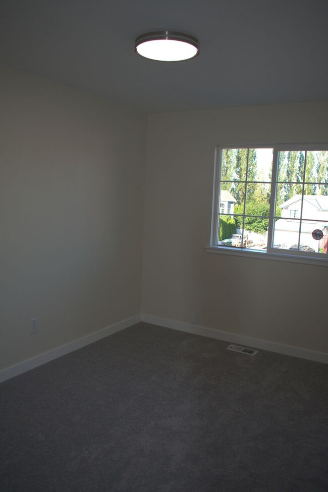 Building Photo - OPEN HOUSE SATURDAY 5/3/25 FROM 1:00-3:00 ...