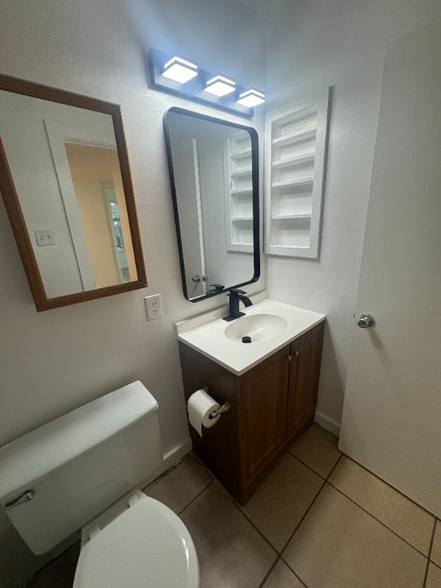 Building Photo - 5000 Cottonwood Cir