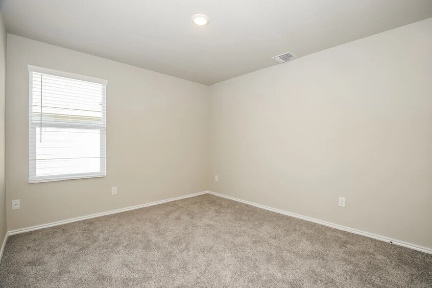 Building Photo - 5735 Leon Pl