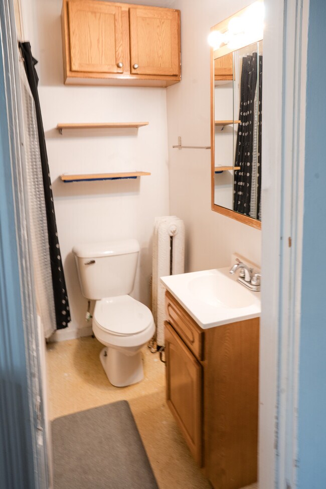 Building Photo - 556 Rose Ave E