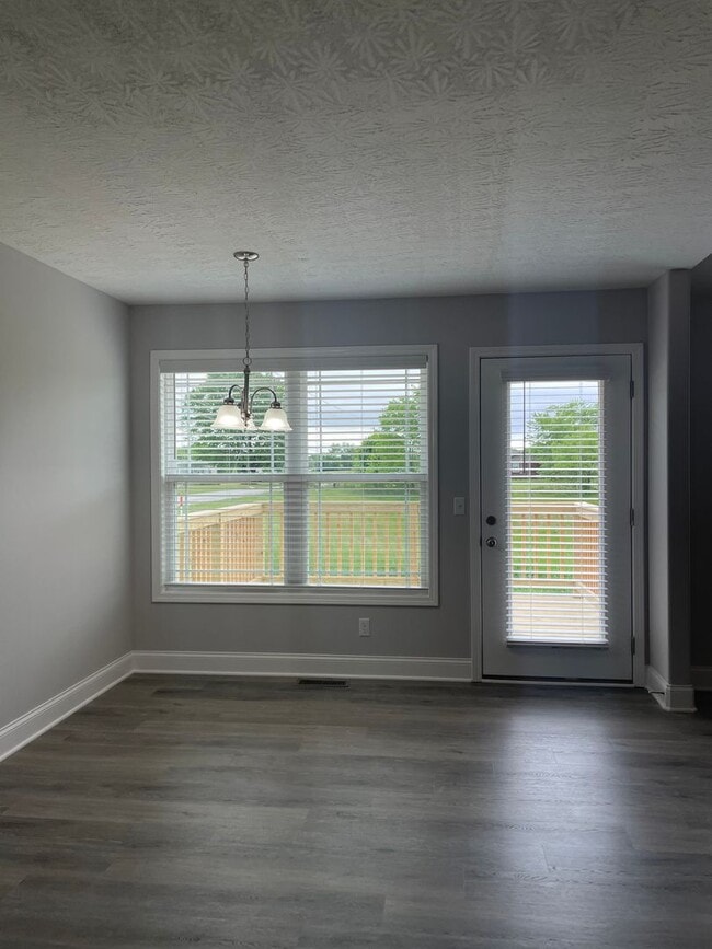 Building Photo - 560 Labrador Dr