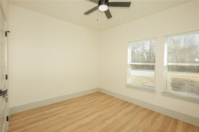 Building Photo - 655 N Genevieve Ave