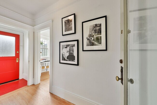 Building Photo - Cole Valley: Bright Top Floor Unfurnished 1 Bed 1 Bath with Garage Parking