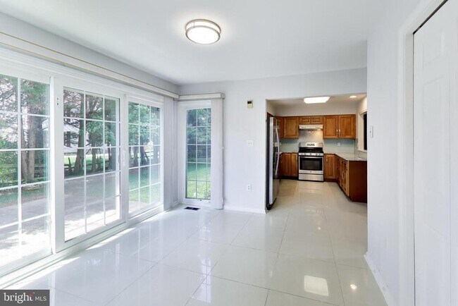 Building Photo - 991 Farm Haven Dr