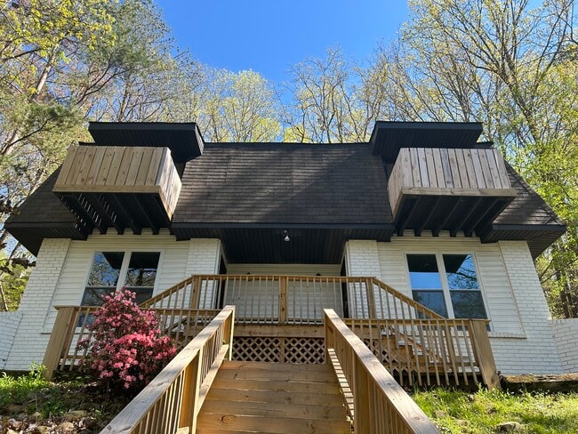 Building Photo - 709 Summit Ave