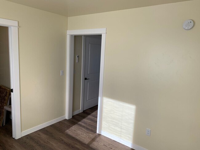 Building Photo - BEAUTIFUL SISTERS GROUND LEVEL APARTMENT, CLOSE TO DOWNTOWN!