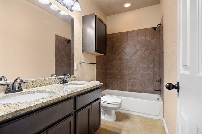 Building Photo - Nice 3 Bedroom Duplex located in New Braunfels!