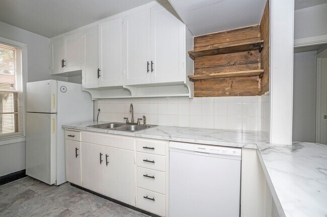 Building Photo - Comfortable 2-Bedroom Home on Large Fenced Corner Lot