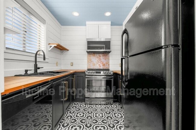 Building Photo - 147 W 905 N