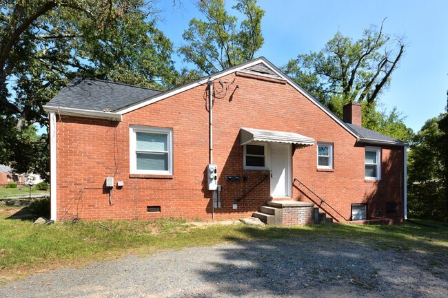 Building Photo - Cozy Brick Duplex