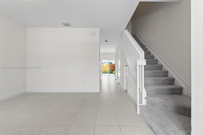 Building Photo - $2550 2634 SE 29 St