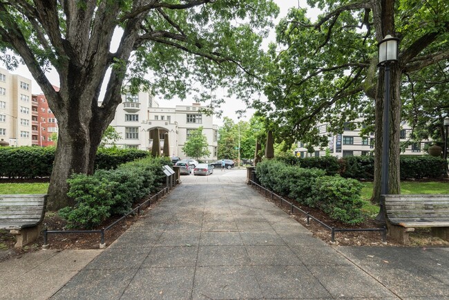 Building Photo - 2 bedroom 2 bath condo in Adams Morgan