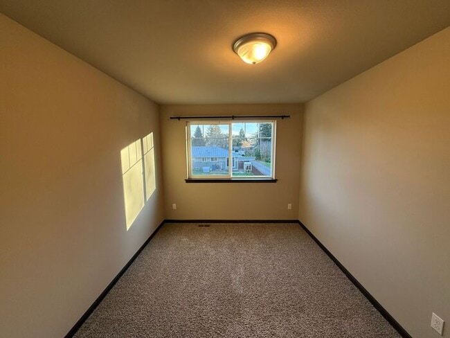 Building Photo - 713 Park Ln