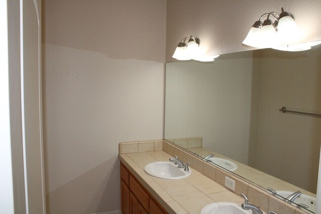 Building Photo - 4 BED/2 BATH IN THE SUNSET AVENUES SUBDIVISION