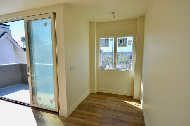 Building Photo - Modern 3BD/2.5BA in La Jolla! Private Doub...