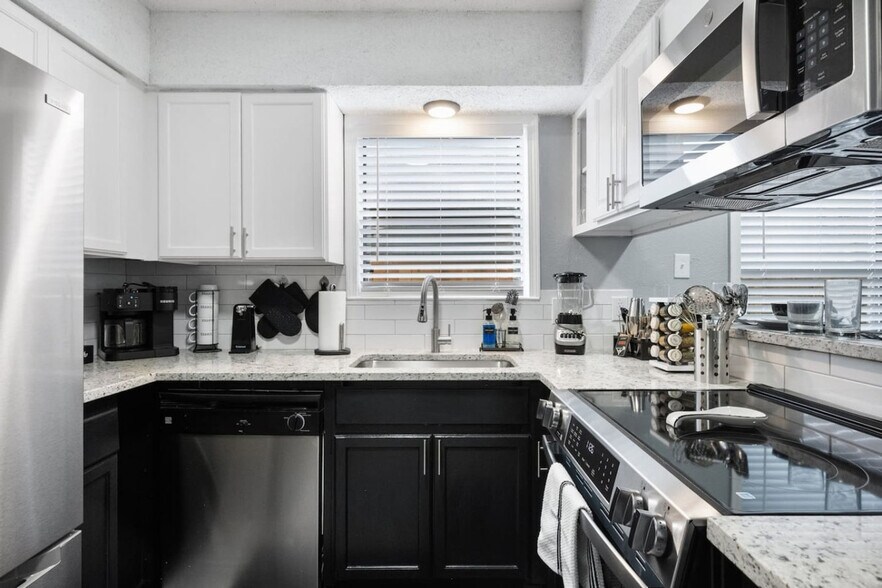 Building Photo - 105 Maple St