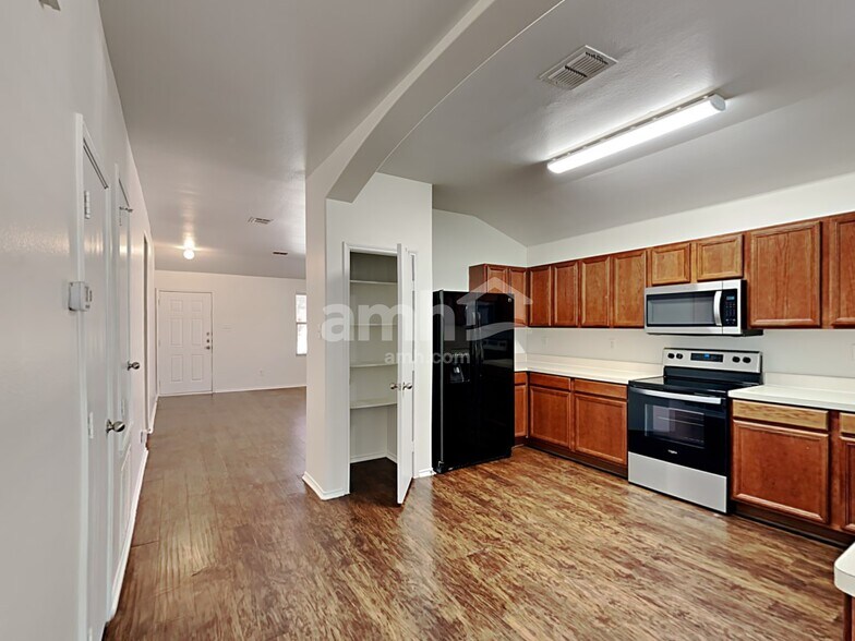 Building Photo - 742 Mission Ln