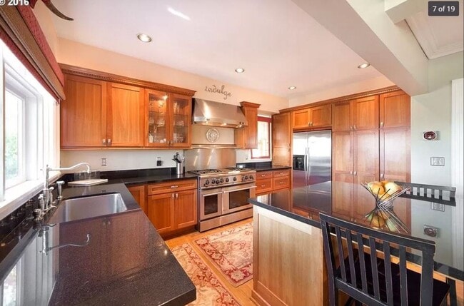 Building Photo - Stunning West Hills 5 bedroom Home with st...