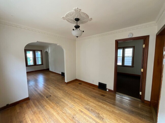 Building Photo - Charming 3-Bedroom in the Heart of Riverwest