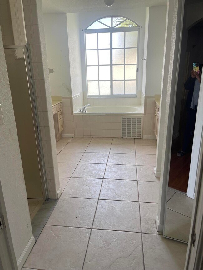 Building Photo - 1072 SW Castaneda Ln