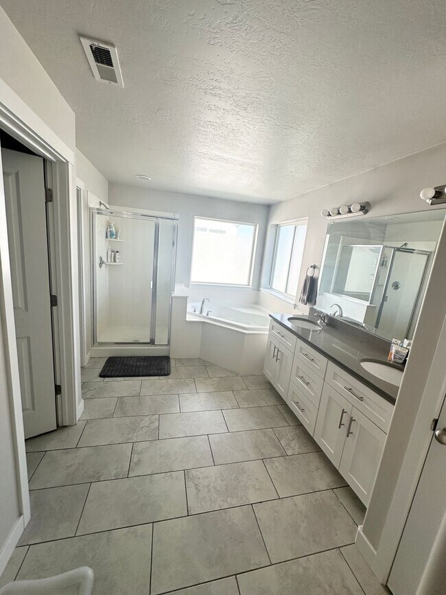 Building Photo - 4 bedroom/4 bathroom Home in Bluffdale