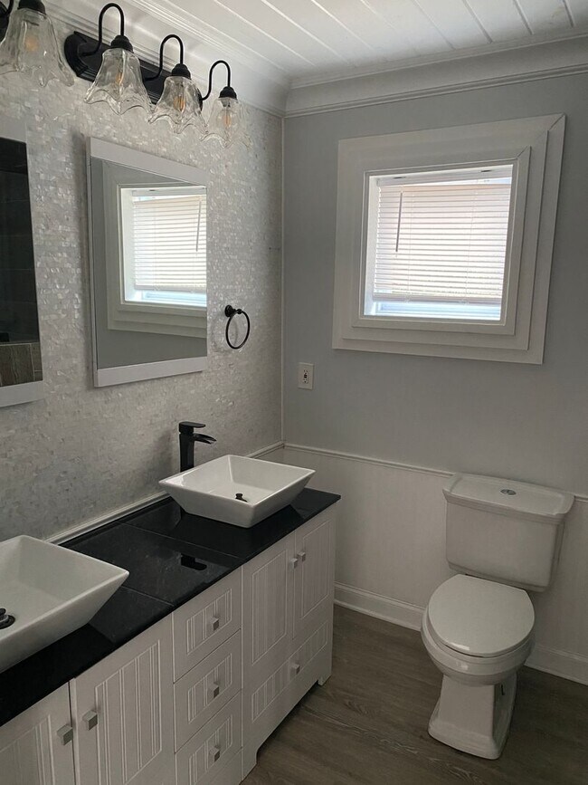 Building Photo - Beautifully renovated home!