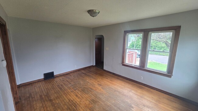 Building Photo - Three Bedroom - large upper bedroom!