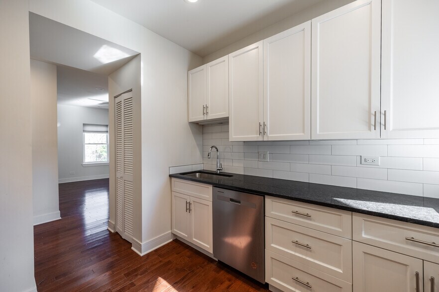 Building Photo - 1159 W Lunt Ave