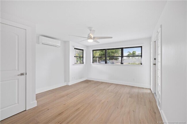 Building Photo - 1750 SW Coxswain Pl