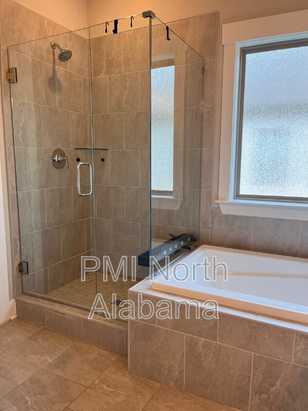 Building Photo - 14741 Greenleaf Dr