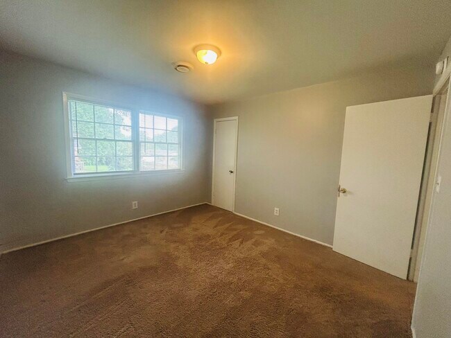 Building Photo - 905 Eisenhower Dr