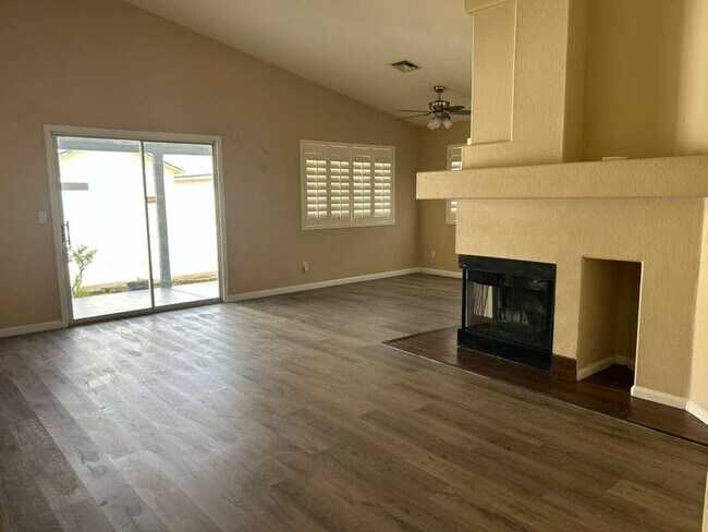 Building Photo - 15822 N 5th Ave