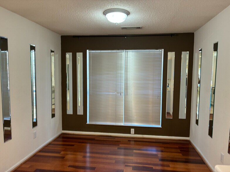 Building Photo - Room in House on Klondike River Rd