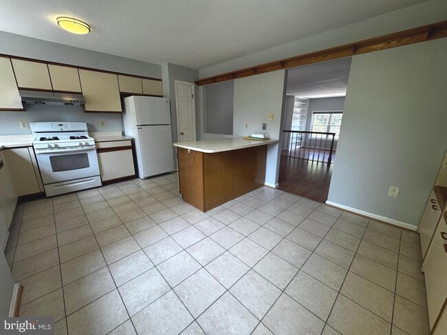Building Photo - 7 Martins Square Ln