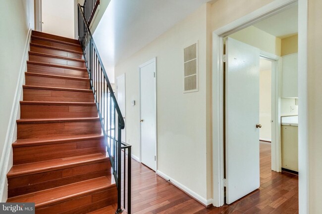 Building Photo - 5122 Cliffhaven Dr