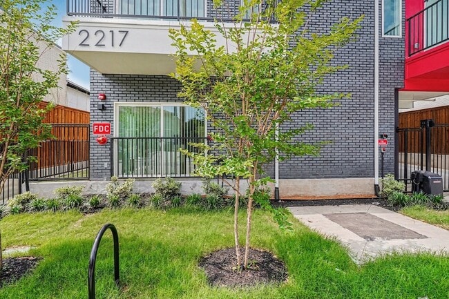 Building Photo - 2217 N Fitzhugh Ave