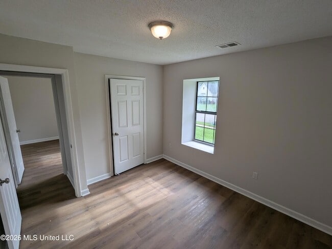 Building Photo - 5640 Ingleside Dr