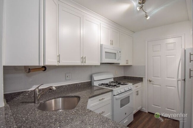 Building Photo - 115 Hickory Ct