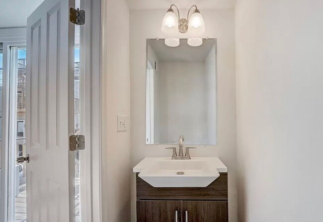 Building Photo - Bright 3-Bed, 2.5-Bath Gem Next to Patters...