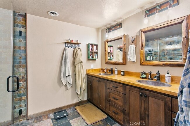 Building Photo - 24585 Overlake