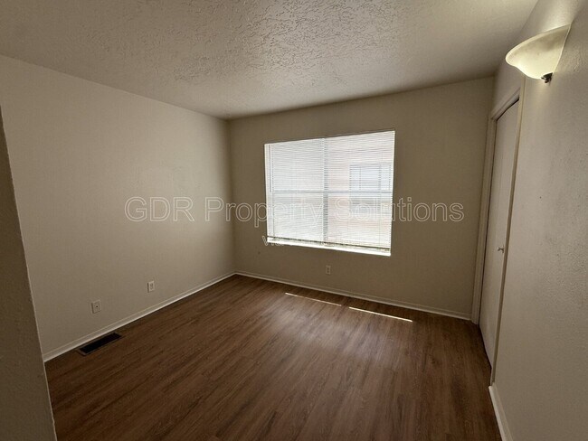 Building Photo - 1928 Buena Vista Dr SE