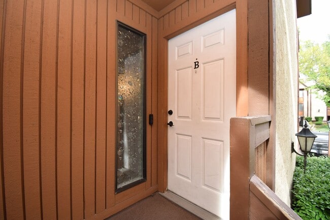 Building Photo - Charming 1 Bed 1 bath Condo in the Heart of Fort Union!!!