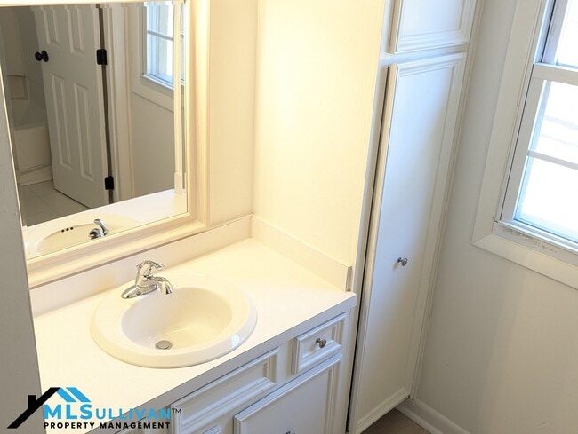 Building Photo - 4100-4105 Five Oaks Dr