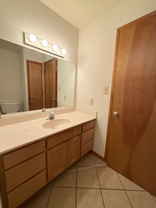 Building Photo - PRICE REDUCED! 2 Bedroom, 1.5 bath Townhou...