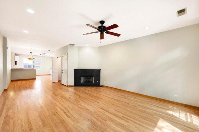Building Photo - SOUTH LOOP - Gorgeous 3BD/2BTH Townhouse in gated community!