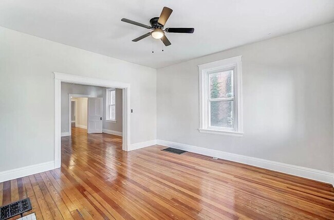 Building Photo - 2364 Victor St