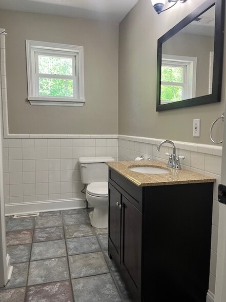 Full bath with linen closet - 4716 McCahill Rd